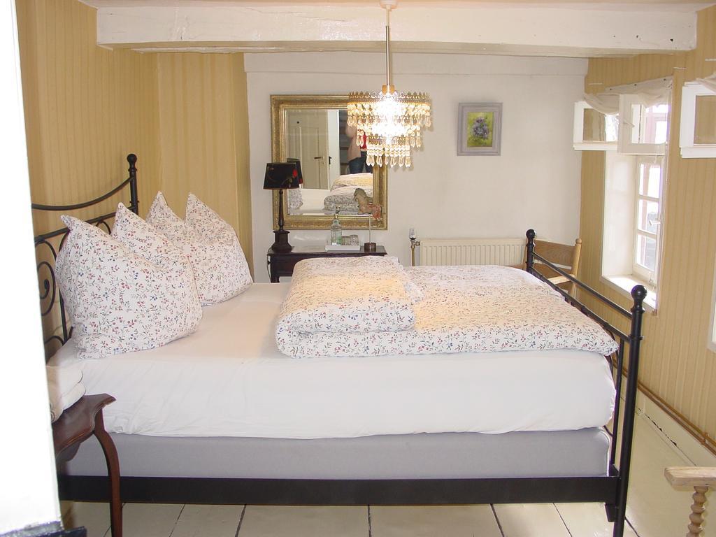 Robert'S Bed & Breakfast Helmarshausen エクステリア 写真